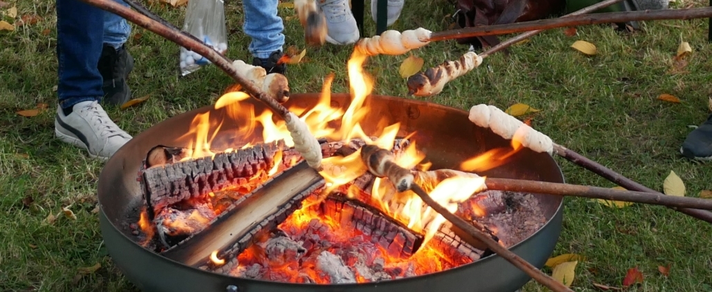 Foto unserer Feuerstelle mit mehreren Stockbroten.