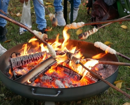 Stock·brot über einer Feuer·schale (Foto: Jonas Reddig)