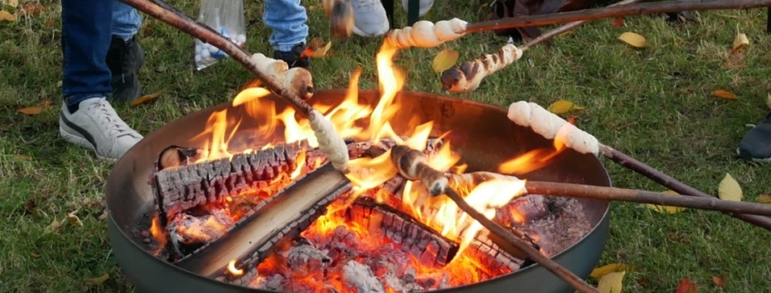 Foto unserer Feuerstelle mit mehreren Stockbroten.