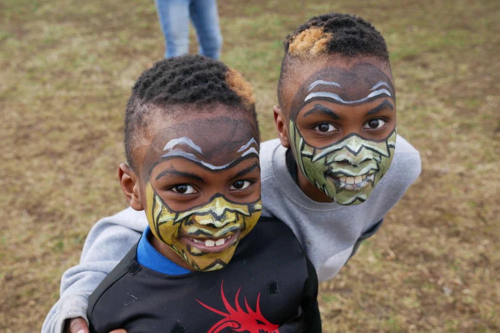 Foto von 2 Kindern mit geschminkten Gesichtern