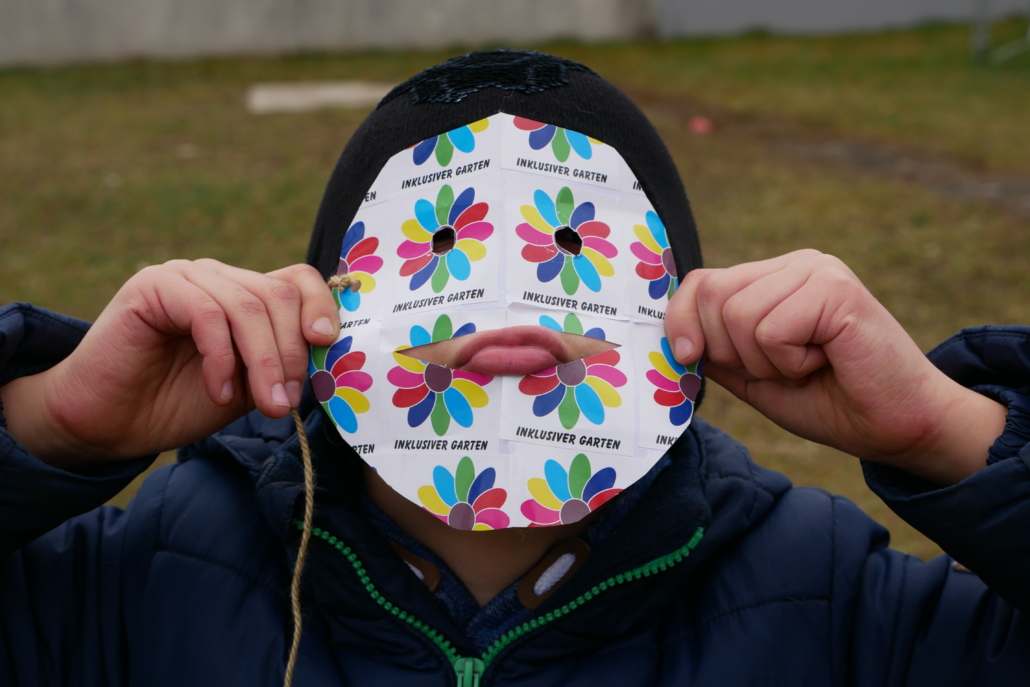 Foto von Kind mit Faschings-Maske