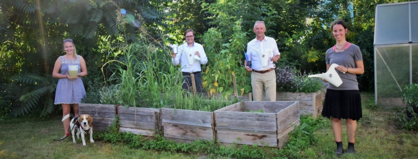 Foto (an den Hochbeeten, von links): Romy Helgert, Stadtjugendring-Vorsitzender Philipp Seitz, Bürgermeister Ludwig Artinger und Projektleiterin Katharina Gebel. (Foto: Günter Staudinger)