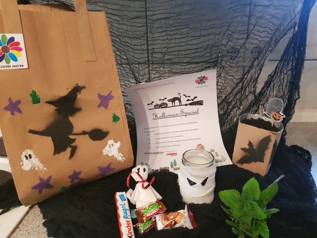 Foto der Halloween-Tüten für den Garten to go mit Geister-Windlicht, Kräuter-Hexenbesen, einem Pflanztopf aus Tetrapack mit einer Fledermaus drauf und Süßigkeiten (Foto: Katharina Gebel)