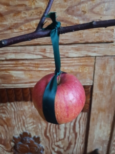 Apfel mit einem Band zum Aufhängen