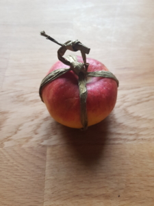 Schnur wurde um den Apfel herum verknotet mit einer Schlaufe zum Aufhängen