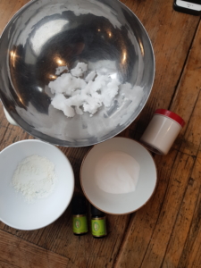 Zutaten für die Deo-Creme: Kokosfett, Stärke, Natron, ätherische Öle und ein Tiegel zum Abfüllen