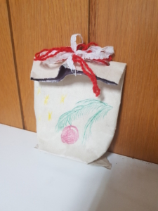 Geschenk-Verpackung aus altem Tetrapack, bemalt und mit einer Schleife zugebunden