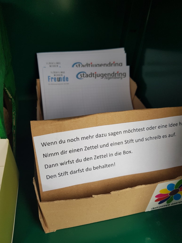 Eine Schachtel mit Papier und Stiften. Auf das Papier kannst du Wünsche und Ideen zum Garten to go schreiben.