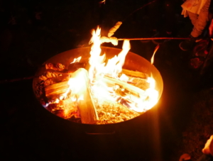 Lager·feuer im Dunkeln (Foto: Jonas Reddig)