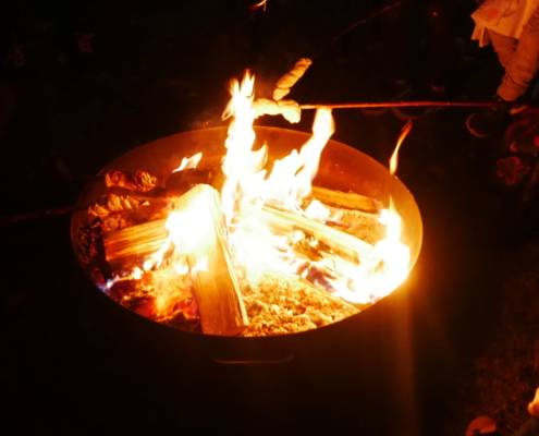 Feuerschale mit Stockbrot