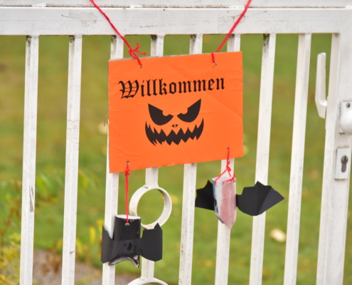 Eingangstor zum Garten mit Willkommens-Schild im Halloween-Stil (Foto: Günter Staudinger)