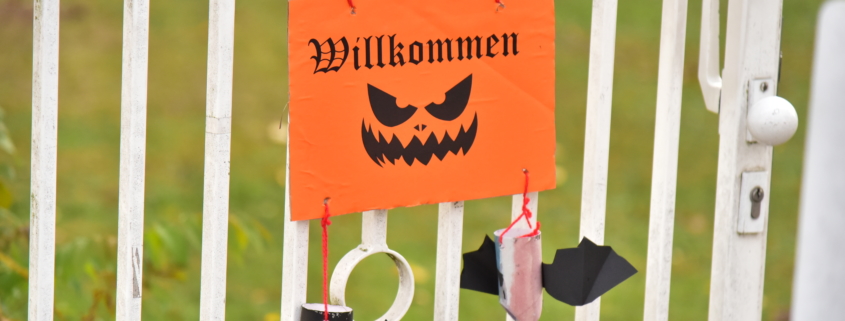 Eingangstor zum Garten mit Willkommens-Schild im Halloween-Stil (Foto: Günter Staudinger)