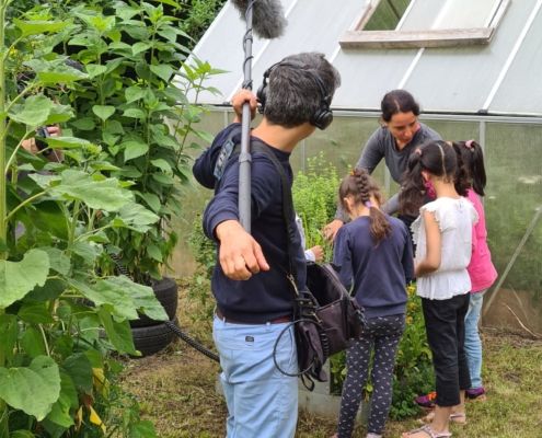 BR-Ton•techniker mit Projekt•leitung Katharina Gebel und 3 Kindern beim Kräuter ansehen (Beitrags•bild: Stefanie Schmid)