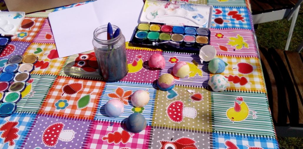 Bemalte Eier-Schalen mit Mal-Kasten auf einem Tisch (Foto: Katharina Gebel)