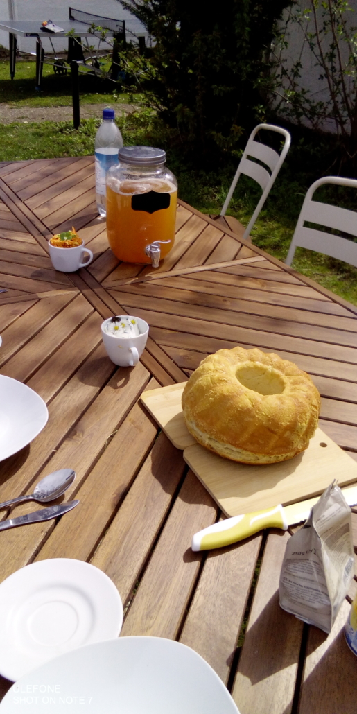 Auf unserem neuen Holz-Tisch steht ein Teil des Oster-Menüs: Oster-Brot, Kräuter-Limonade und verschiedene Aufstriche (Foto: Katharina Gebel)