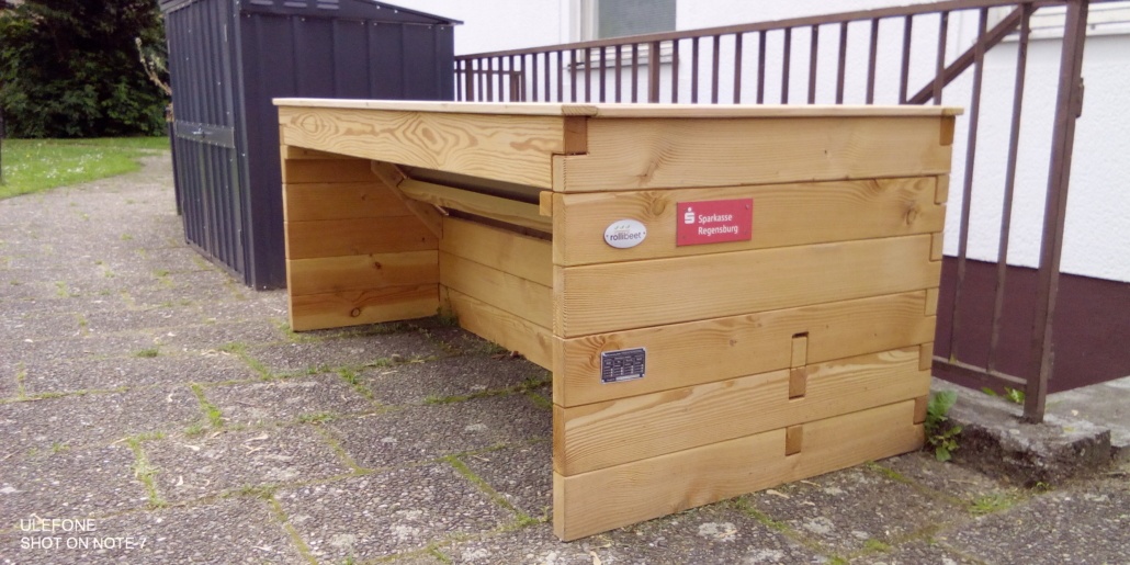 Foto des fertig aufgebauten Rolli-Beets. Daran ist ein Schild mit dem Logo der Sparkasse Regensburg befestigt. (Foto: Katharina Gebel)