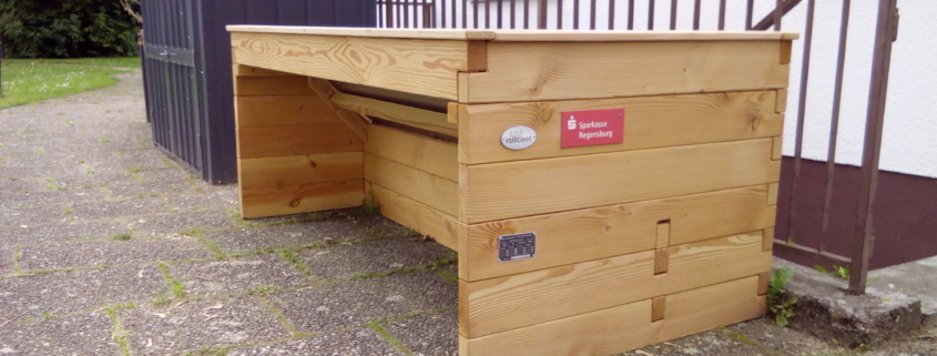 Foto des fertig aufgebauten Rolli-Beets. Daran ist ein Schild mit dem Logo der Sparkasse Regensburg befestigt. (Foto: Katharina Gebel)