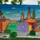 Das Foto ein Grafiti auf der Rückwand unserer Garagen. Das Grafiti ist die ganz bunt gesprühte Skyline von Regensburg. (Foto: Barbara Kießling/FreiwilligenAgentur Regensburg)