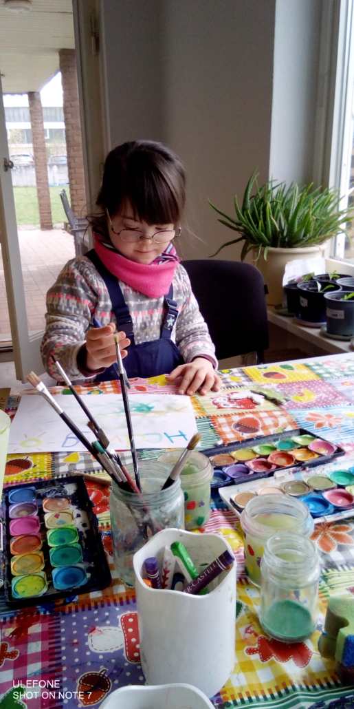 Das Foto zeigt ein Kind, das mit Wasserfarben ein Bild malt. (Foto: Stadtjugendring)