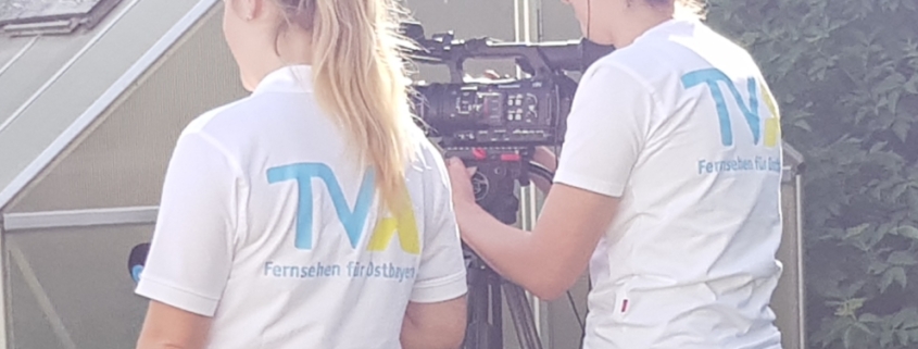 Das Foto zeigt zwei Mitarbeiter:innen von TV Aktuell beim Interview. (Foto: Katharina Gebel)