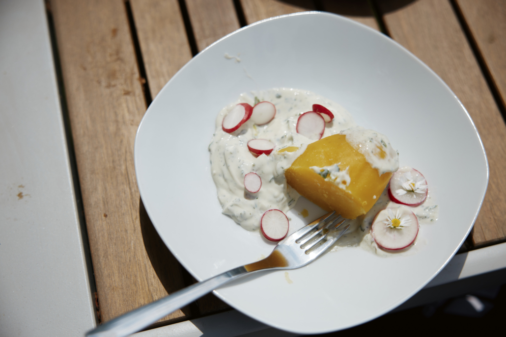 Das Foto zeigt einen Teller mit Pellkartoffel und Kräuterquark. (Foto: ©BJR/Johnke)