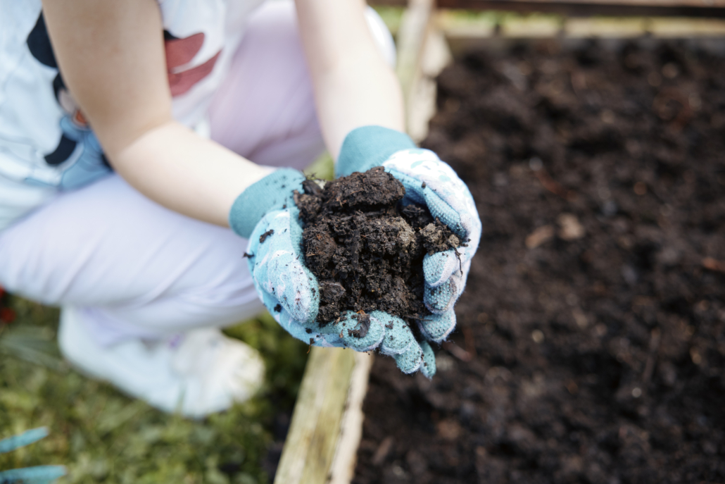 Das Foto zeigt 2 Hände, die frische Kompost-Erde in die Kamera halten. (Foto: ©BJR/Johnke)