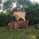 Das Foto zeigt ein Holz-Boot mit einem Segel, das auf der Wiese steht. (Foto: Katharina Gebel)