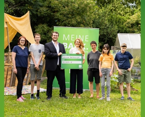 Offizielle Spendenübergabe: von links nach rechts – Stefanie Schmid, Geschäftsführung des Stadtjugendring Regensburg;Moritz Kraus, Teilnehmer der Inklusiven Gartengruppe; Jonas Scherer, Vorsitzender des Stadtjugendring Regensburg;
Frau Ann-Katrin Baringer, Marketingleitung der VR Bank Niederbayern-Oberpfalz; Katharina Gebel, Projektleitung des Inklusiven Gartenprojekts; Antonia Dobmeier, Teilnehmerin der Inklusiven Gartengruppe und Julius Plessing, Teilnehmer der Inklusiven Gartengruppe
(Foto: Frau Marina Schießl)