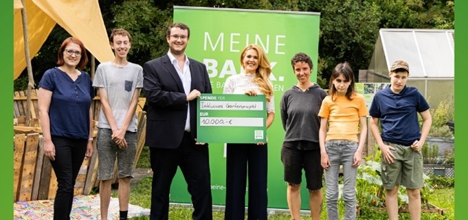 Offizielle Spendenübergabe: von links nach rechts – Stefanie Schmid, Geschäftsführung des Stadtjugendring Regensburg; Moritz Kraus, Teilnehmer der Inklusiven Gartengruppe; Jonas Scherer, Vorsitzender des Stadtjugendring Regensburg; Frau Ann-Katrin Baringer, Marketingleitung der VR Bank Niederbayern-Oberpfalz; Katharina Gebel, Projektleitung des Inklusiven Gartenprojekts; Antonia Dobmeier, Teilnehmerin der Inklusiven Gartengruppe und Julius Plessing, Teilnehmer der Inklusiven Gartengruppe (Foto: Frau Marina Schießl)